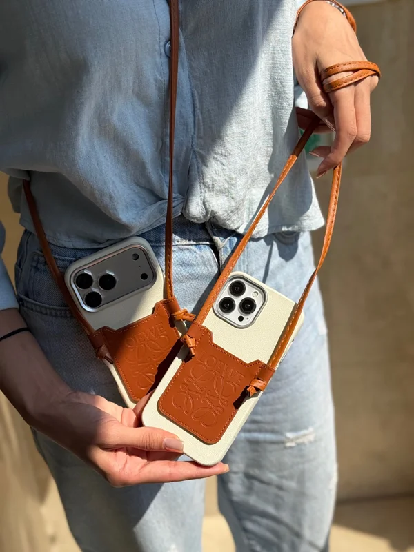قاب Loewe چرمی جاکارتی دار با بند بلند